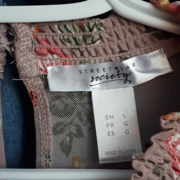 Sleeveless Floral Blouse - Picture 5 of 6